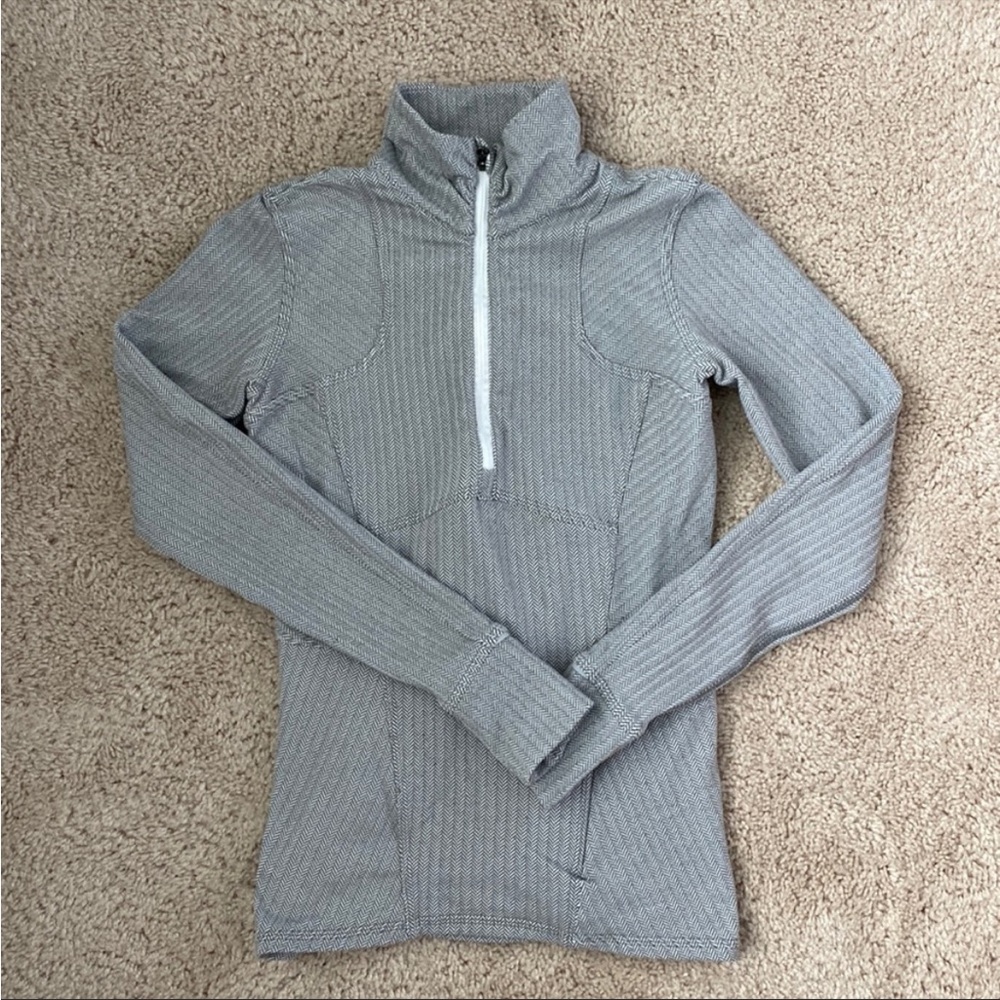 Like new pullover Lululemon. Like new condition.